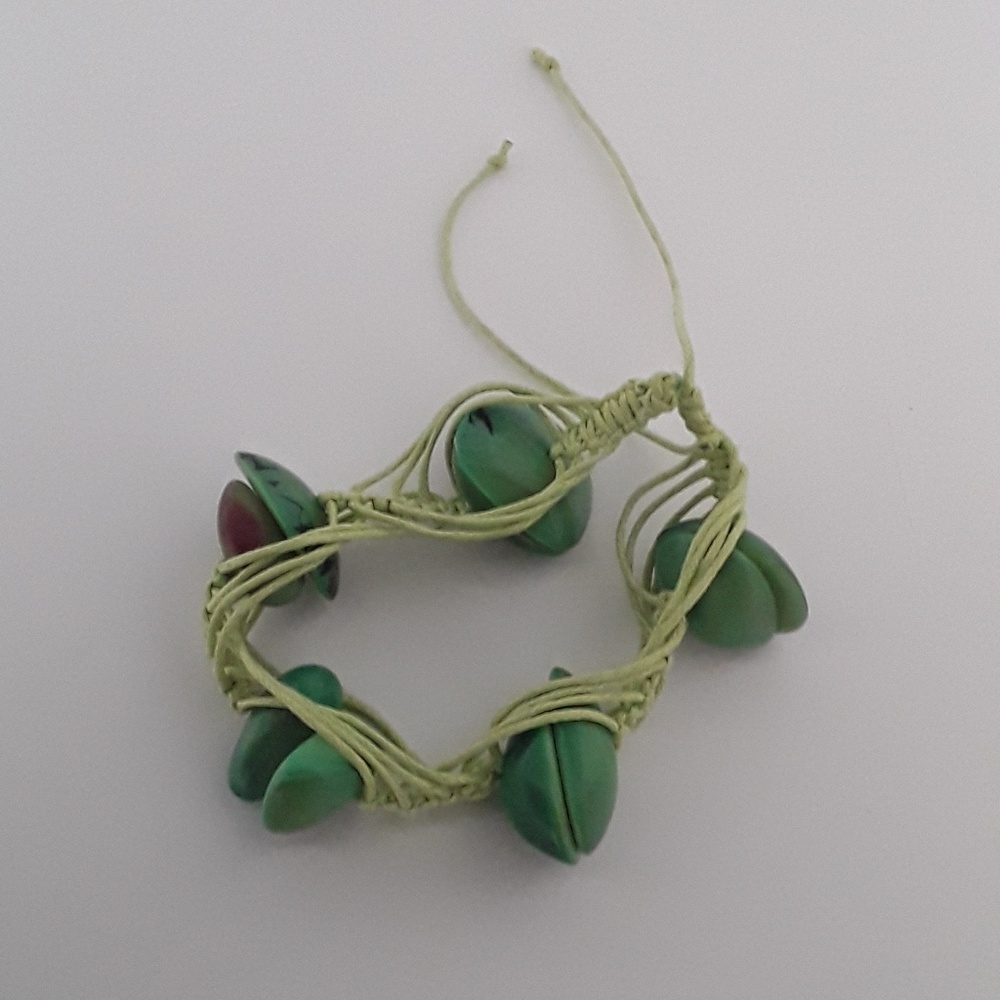 Green tagua bracelet.(code:ACPR-B-003)